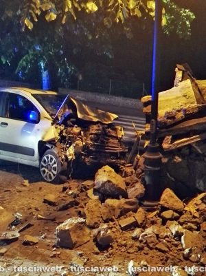 Montefiascone - La Panda contro la cabina dell'Enel