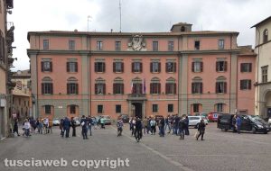 Viterbo - George Clooney a piazza del Comune