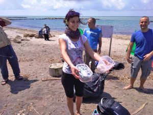 Tarquinia - Bastoncini e dischetti recuperati sulla spiaggia 