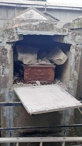 Soriano nel Cimino - Tomba cade a pezzi nel cimitero