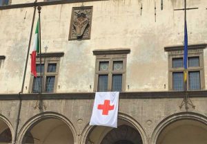 La Cri consegna la bandiera a sindaco e prefetto