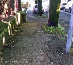 Viterbo - Marciapiedi dissestato in via della Grotticella