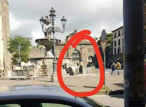 Viterbo - Piazza della Rocca - Uomo si lava e fa il bucato nella fontana
