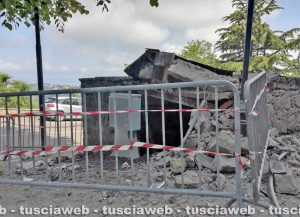 Montefiascone - Il muro e la cabina abbattuti dallo schianto