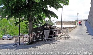 Montefiascone - Il muro e la cabina abbattuti dallo schianto