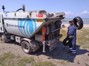 Tarquinia - Operatore ecologico caricsa due pneumatici recuperati sulla spiaggia di San Giorgio