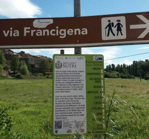 Uno dei cartelli della via Francigena