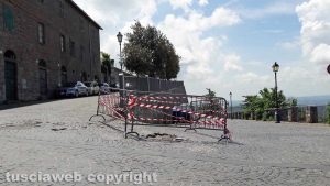 Montefiascone - Via della Rocca - Sampietrini divelti