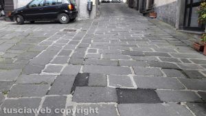 Montefiascone - Via Nazionale - Bitume al posto delle liste di pietra