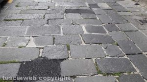 Montefiascone - Via Nazionale - Bitume al posto delle liste di pietra