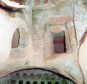 Grotte di Castro - La necropoli di Centocamere