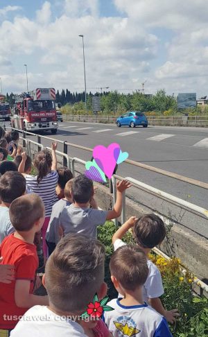 Viterbo - I bimbi della scuola d'infanzia di Villanova salutano i vigili del fuoco