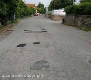 Viterbo - Asfalto rovinato in strada Ferento