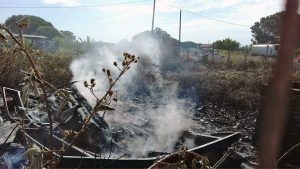 Incendio in un campo di sterpaglie