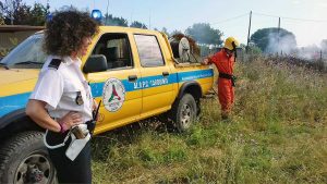 Incendio in un campo di sterpaglie - L'intervento della polizia locale e della protezione civile
