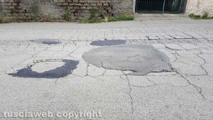 Viterbo - Asfalto rovinato in strada Ferento