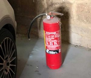 Orte - Parcheggio imbiancato di schiuma antincendio