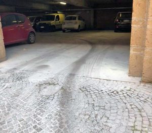 Orte - Parcheggio imbiancato di schiuma antincendio