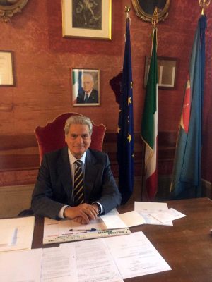 Giovanni Arena nella sala Rossa di palazzo dei Priori