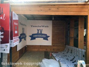 Caffeina - Lo stand di Tusciaweb in allestimento a piazza del comune