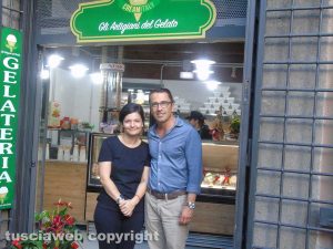 Viterbo - Apre in centro la gelateria CreamItaly - Valentina Uselli col direttore di Confartigianato Andrea De Simone 