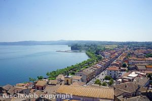 Marta con il lungo lago e il porto