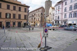 Viterbo - Operai al lavoro per togliere le strisce nere da Piazza Fontana Grande