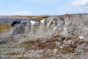 Vetralla-Cinelli - I punti di rottura della copertura della discarica