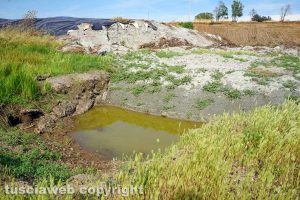 Vetralla-Cinelli - I punti di rottura della copertura della discarica