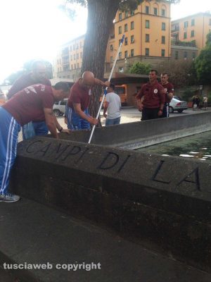 La manutenzione del monumento al paracadutista