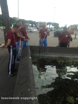 La manutenzione del monumento al paracadutista
