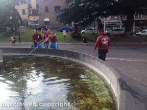 La manutenzione del monumento al paracadutista