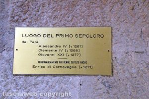 Viterbo - La targa che ricorda i Papi sepolti nel duomo