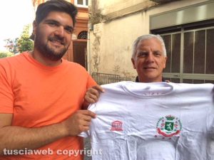 Massimo Mecarini riceve in omaggio il completo da cullatore con il simbolo dell'Unesco, da un rappresentante dei Gigli di Nola