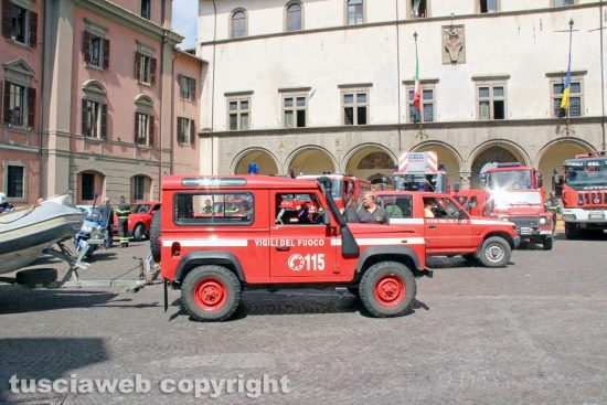 Viterbo - Corteo di mezzi dei vigili del fuoco verso la nuova caserma sulla Cassia Nord