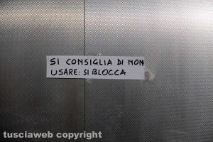 L'ascensore guasto negli alloggi comunali a san Carluccio
