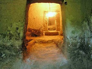 Grotte di Castro - La necropoli di Centocamere