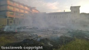 Montefiascone - Principio d'incendio a pochi metri dalla case