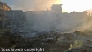 Montefiascone - Principio d'incendio a pochi metri dalla case