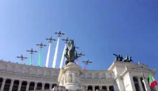 Roma - Le Frecce tricolori sull'altare della patria