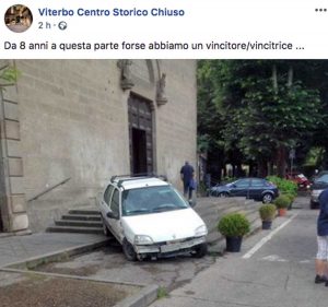 Viterbo - Il post dello strano "parcheggio" di una Renault a piazza Crispi