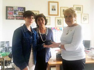 Viterbo - Il Lions club dona una macchina fotografica all'istituto Orioli