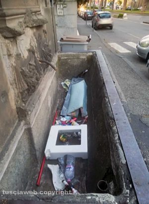 Viterbo - Rifiuti e degrado a piazzale Gramsci