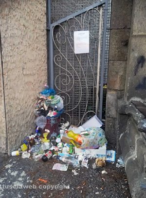 Viterbo - Rifiuti e degrado a piazzale Gramsci