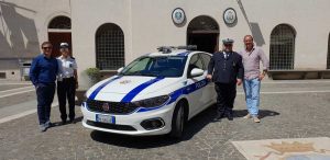Montalto di Castro - La consegna del defibrillatore alla polizia locale