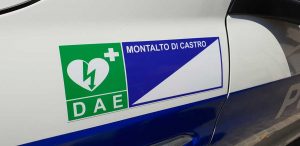Montalto di Castro - Il logo del defibrillatore sull'auto della polizia locale