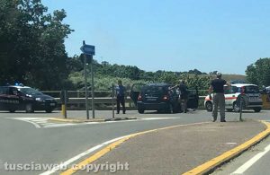 Tuscania - Fuggono dopo un furto e fanno un incidente