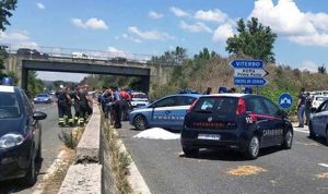 Cassia bis - Donna si lancia dal cavalcavia su un camion e muore