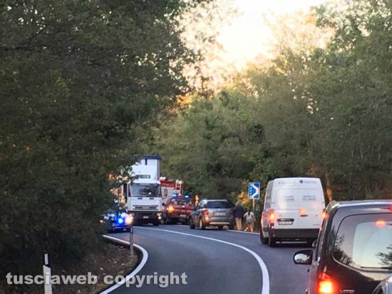 Tarquinia - Bus carico di bambini fuori strada in una cunetta