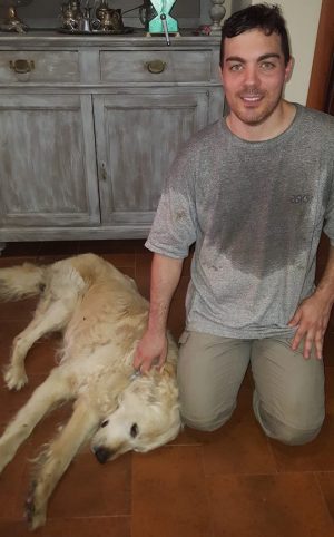 Il cane col padrone dopo il salvataggio